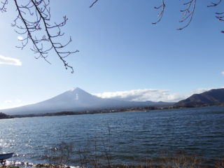 湖畔と富士